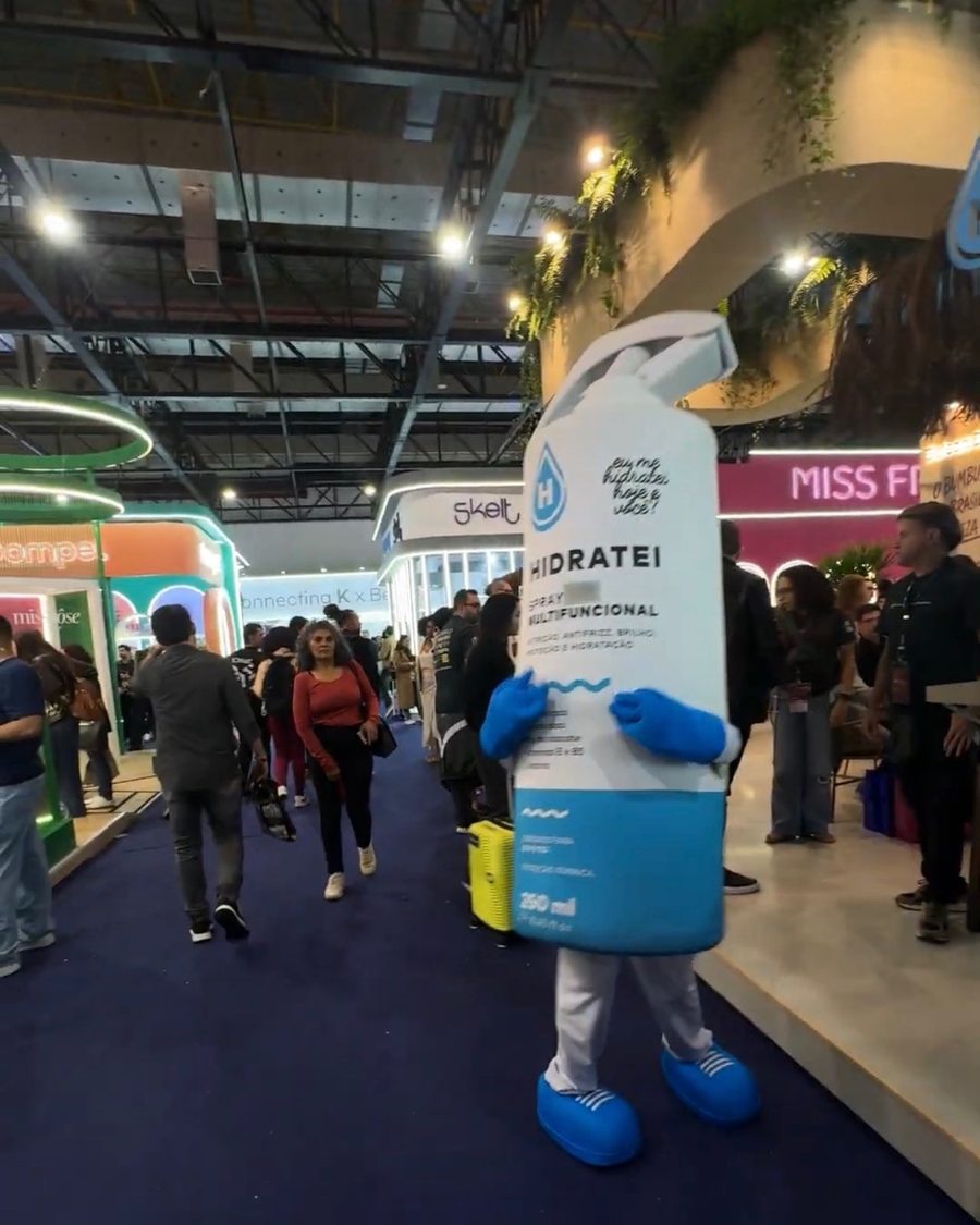 Estande de marca de cosméticos em feira do setor