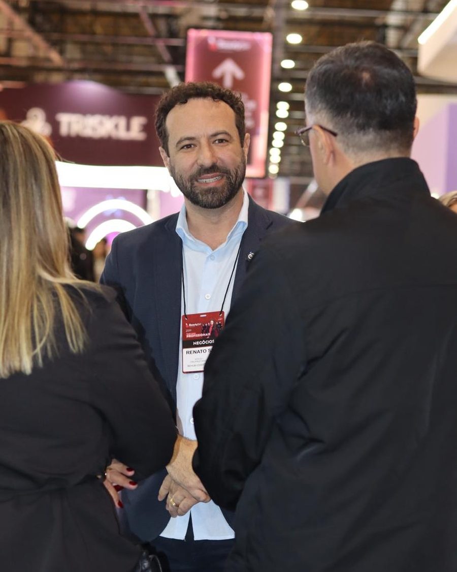 Escuta atenta durante reunião em feira da indústria cosmética