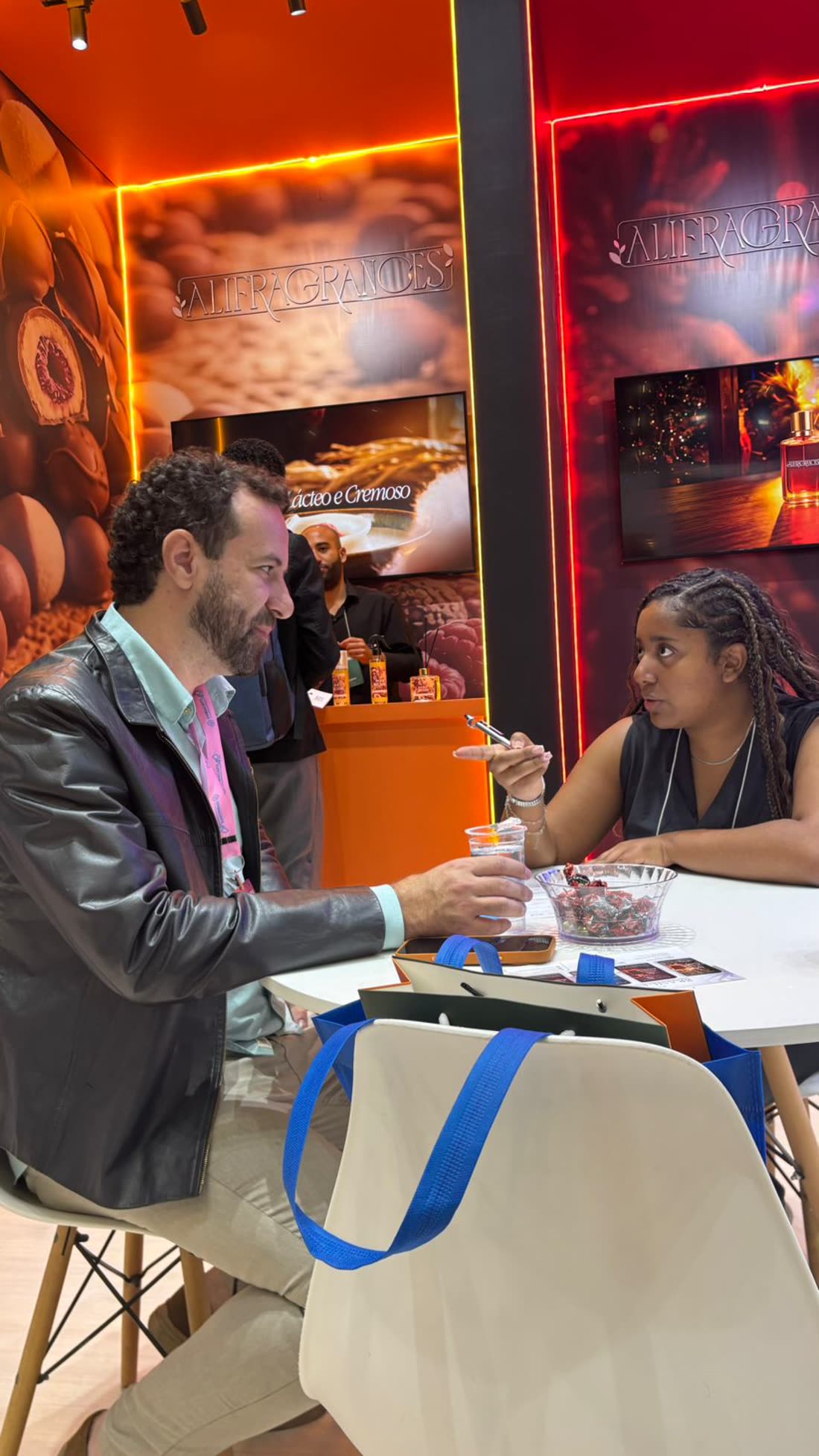 Renato Silva em negociação durante feira do setor cosmético