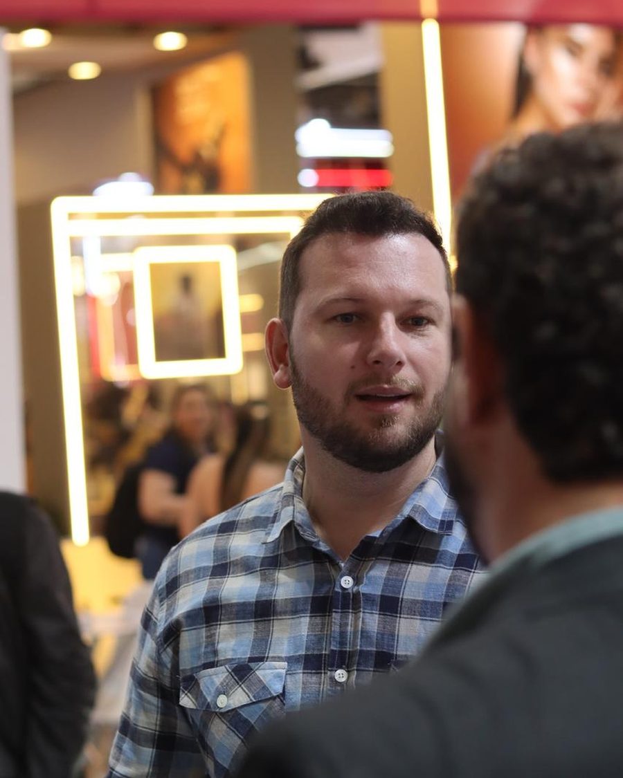 Conversa de negociação em corredor de feira cosmética