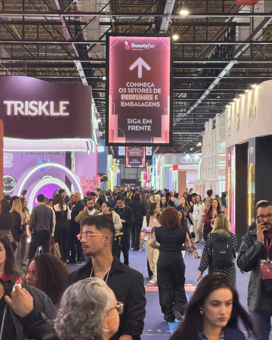 Corredor de feira com marcas de haircare e bodycare