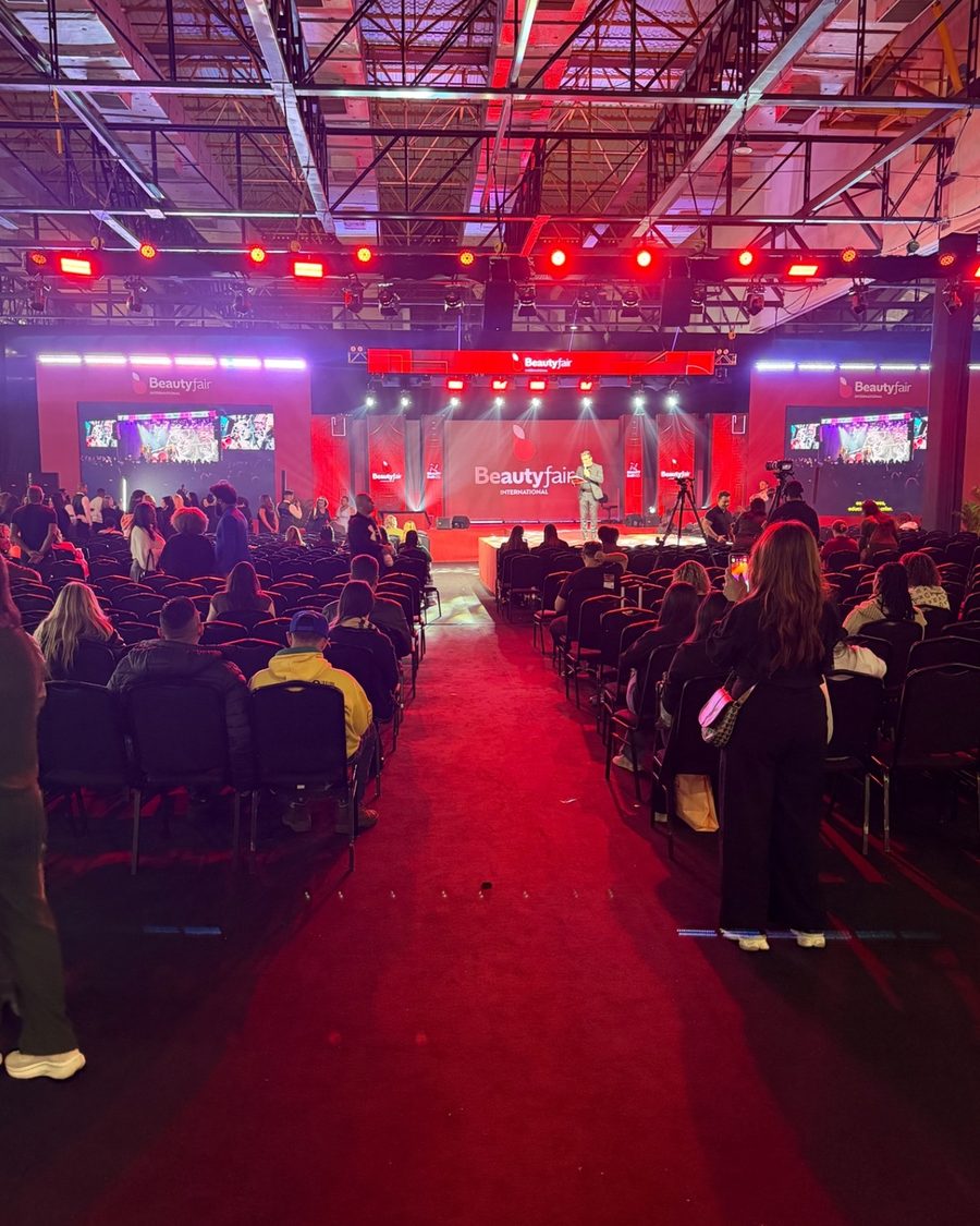 Palco principal da Beauty Fair durante apresentação do setor